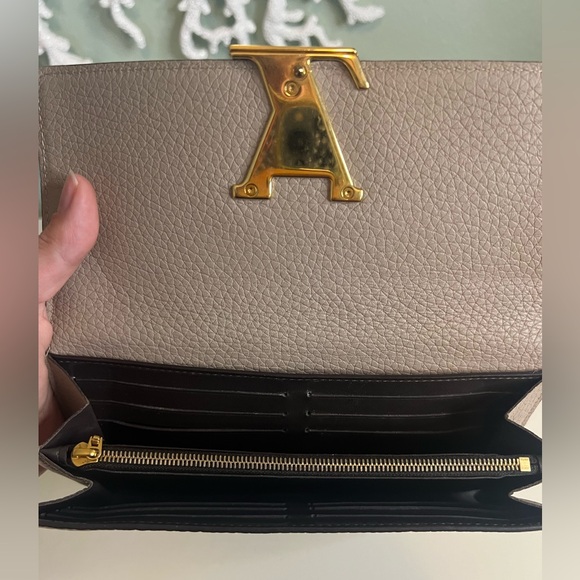 Louis Vuitton Capucines Wallet - Picture 10 of 10